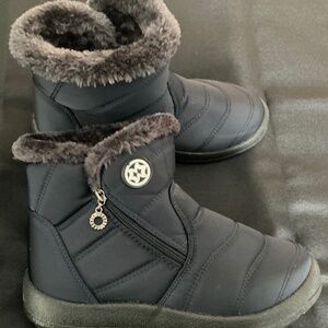 Womens size 6.5 snow boots-New